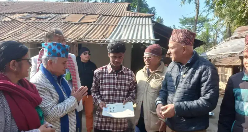 National Commission Chair Mr. Keshav Niraula and Mayor Mr. Rajendra Kumar Pokharel handing over land ownership certificate